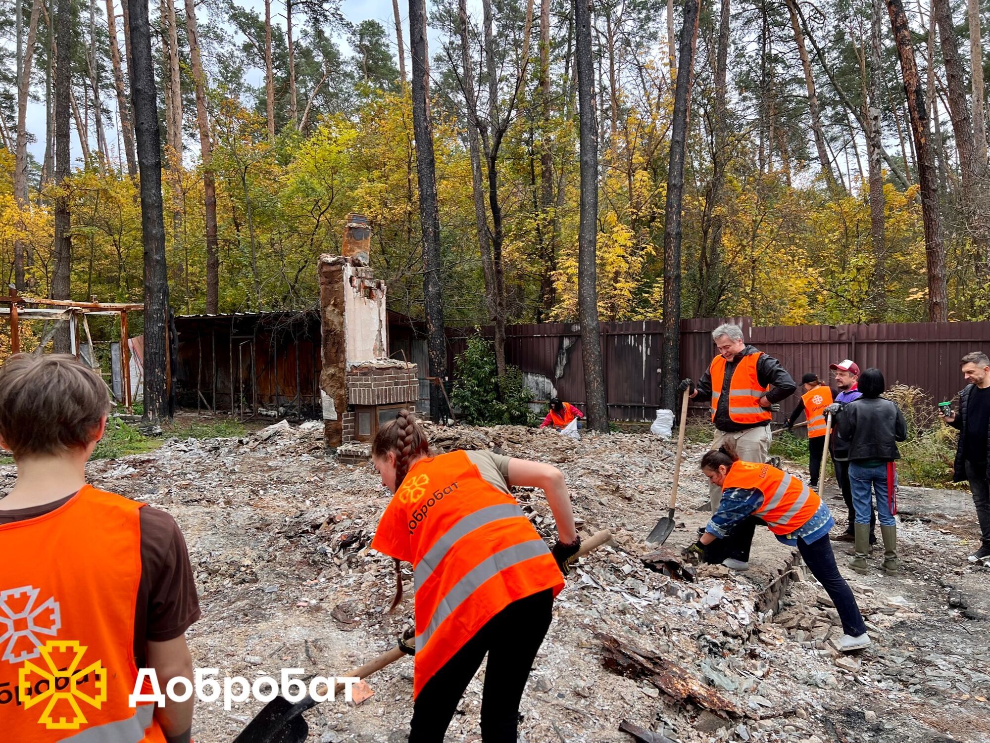 Волонтеры показали, что осталось от дома Валерия Харчишина в Гостомеле после вражеской атаки