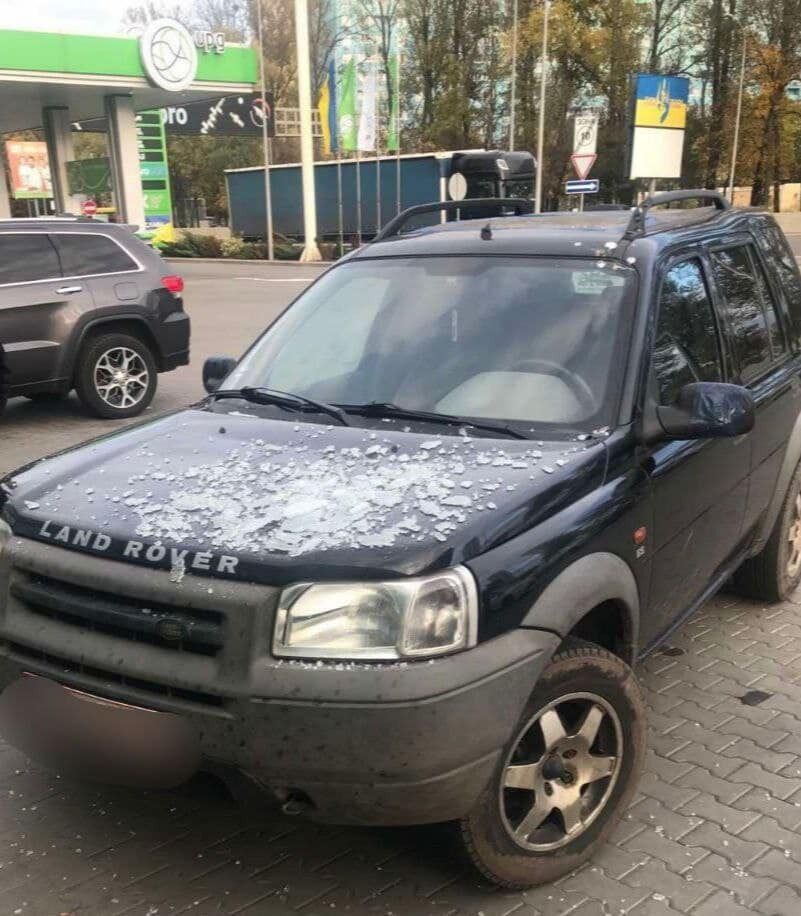 На Київщині Land Rover на території АЗС збив пішохода та в’їхав у магазин. Фото