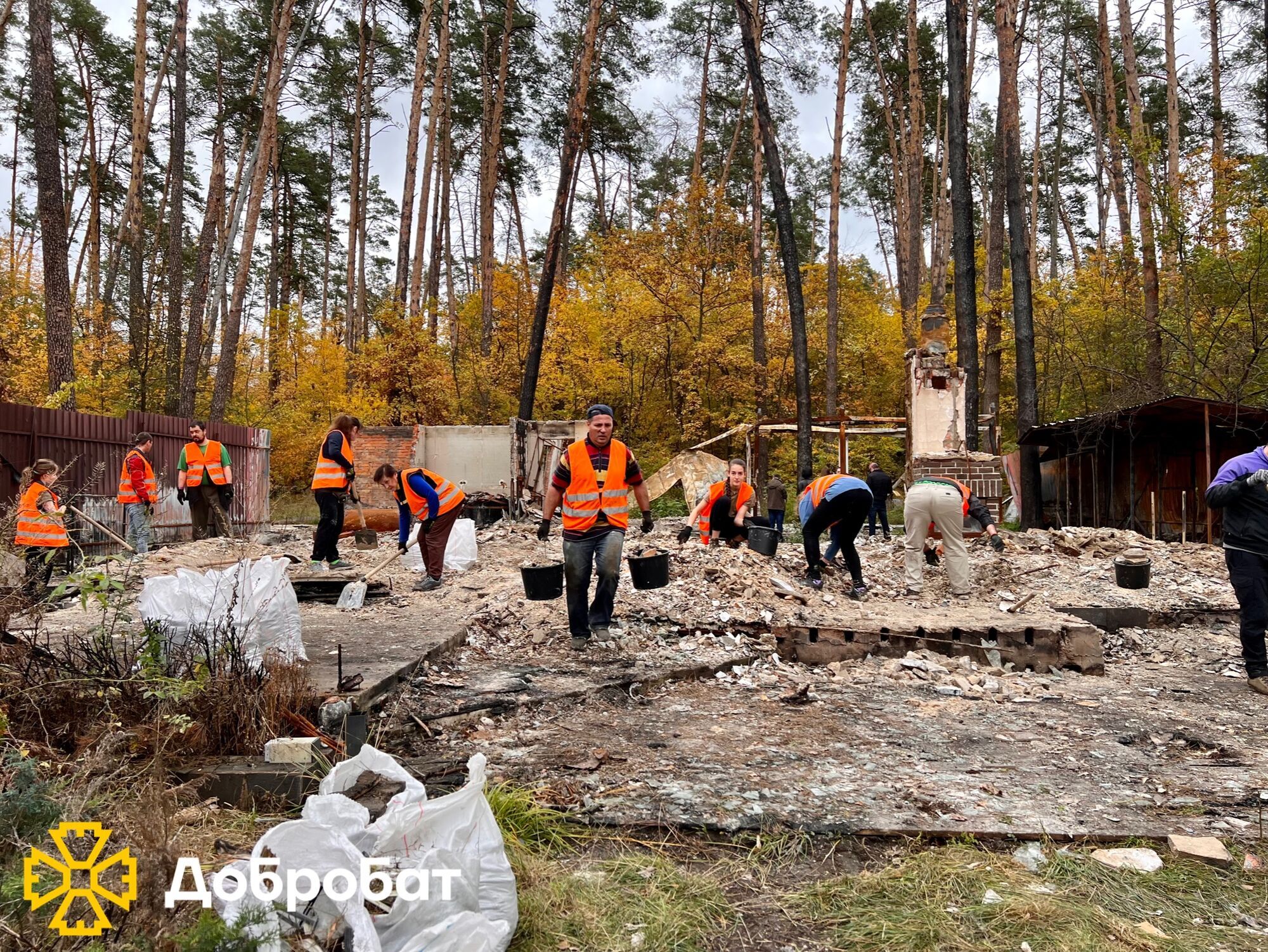 Волонтери показали, що залишилося від будинку Валерія Харчишина в Гостомелі після ворожої атаки