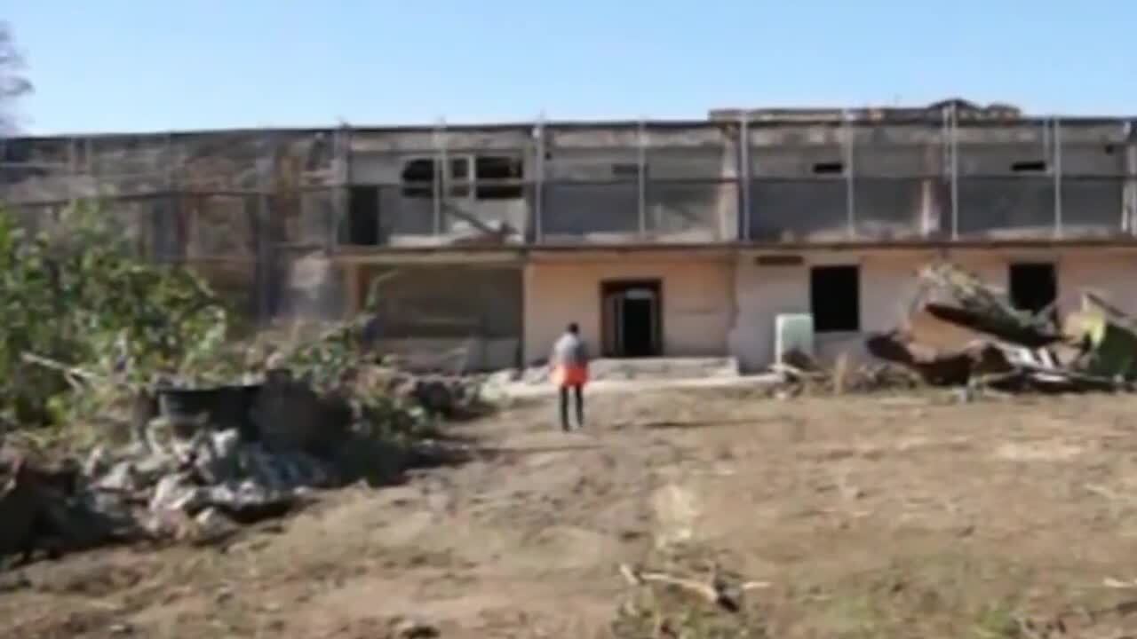Оккупанты в разбомбленном Мариуполе, где местные жители на грани выживания, готовят гостиницу для россиян. Видео