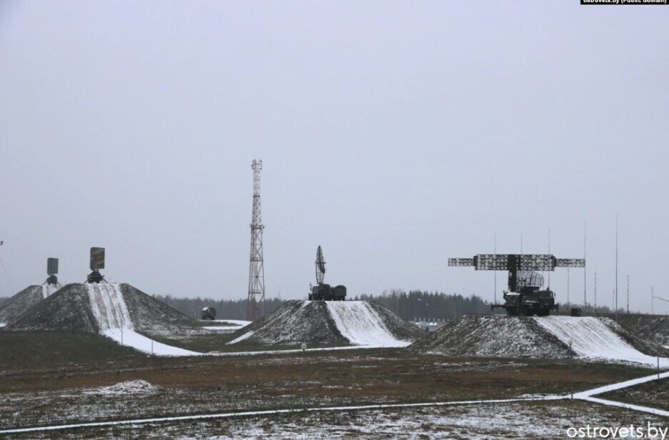 Росія стягує на аеродром під Гомелем у Білорусі техніку та військових. Супутникові фото