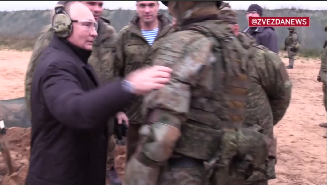 Путин приехал на полигон, где готовят "мобиков", и пострелял из снайперской винтовки. Видео