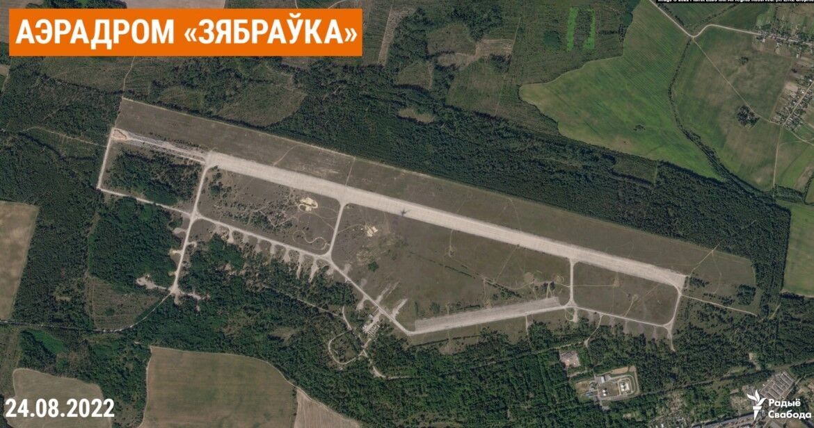 Россия стягивает на аэродром под Гомелем в Беларуси технику и военных. Спутниковые фото