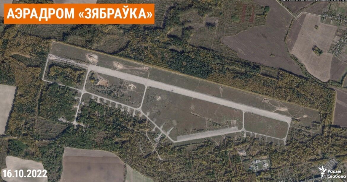 Россия стягивает на аэродром под Гомелем в Беларуси технику и военных. Спутниковые фото