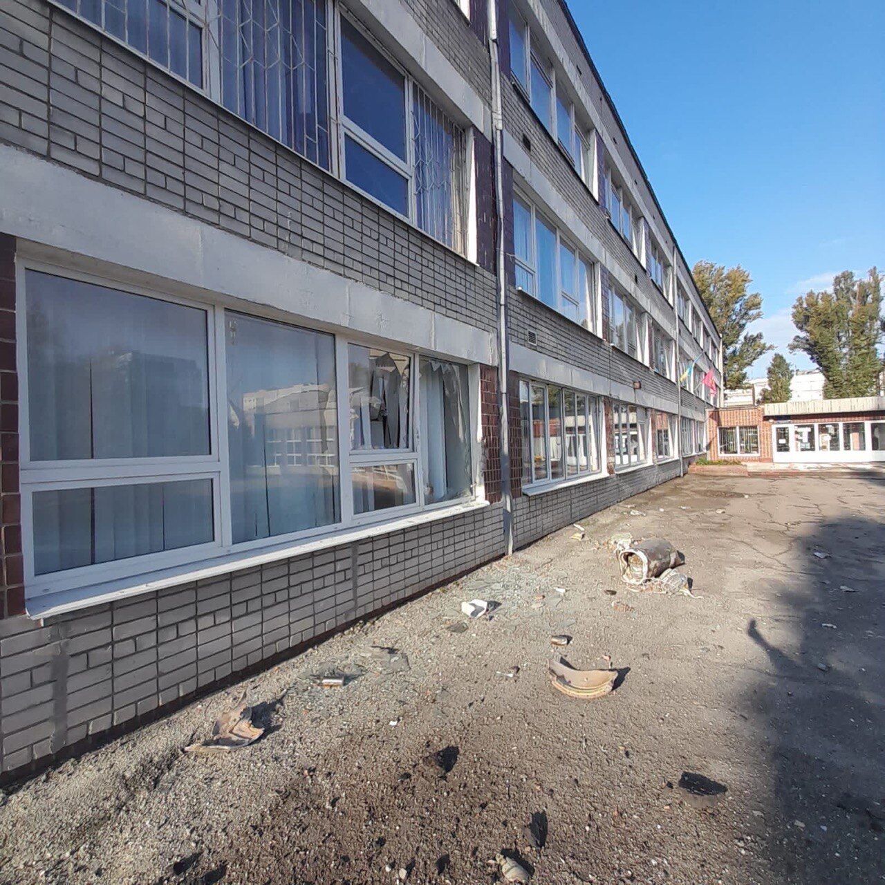 Окупанти вдарили ракетами по будинку та школі у Запоріжжі: є поранені. Фото