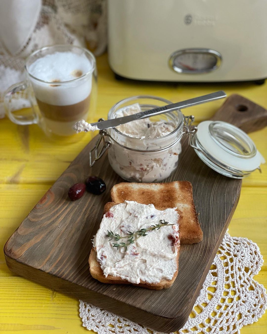 Рыбный паштет с оливками и вялеными томатами – рецепт вкусной закуски |  FoodOboz