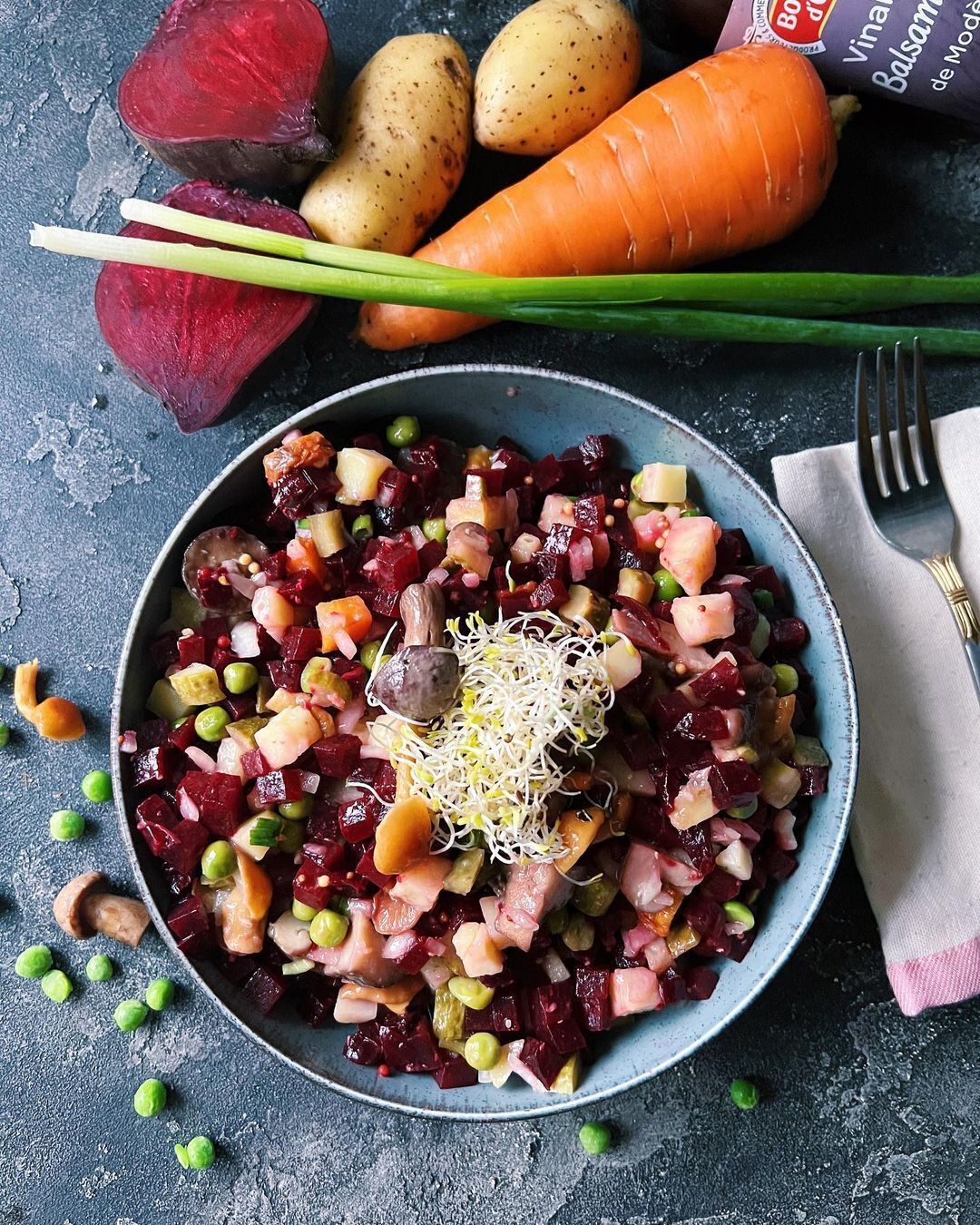 Винегрет по-новому: рассказываем, что добавить для яркого вкуса – рецепт |  FoodOboz