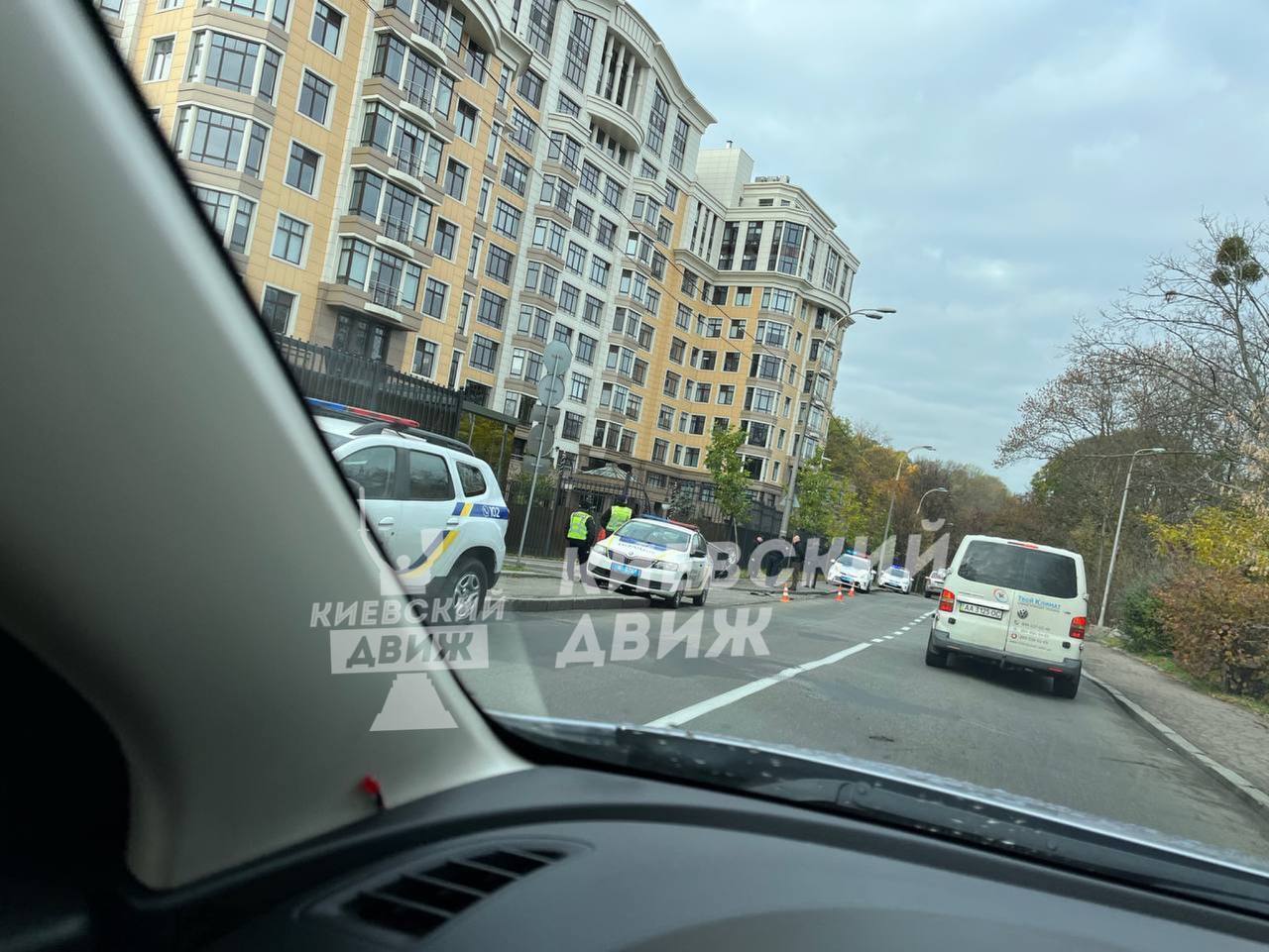 В Киеве в результате ДТП перевернулась машина: есть пострадавшие. Фото и видео