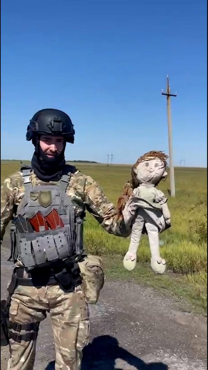 Можливо, десь за нею сумує маленька дівчинка: в поліції шукають власницю ляльки, яку згубили під час евакуації з Вугледара. Фото і відео