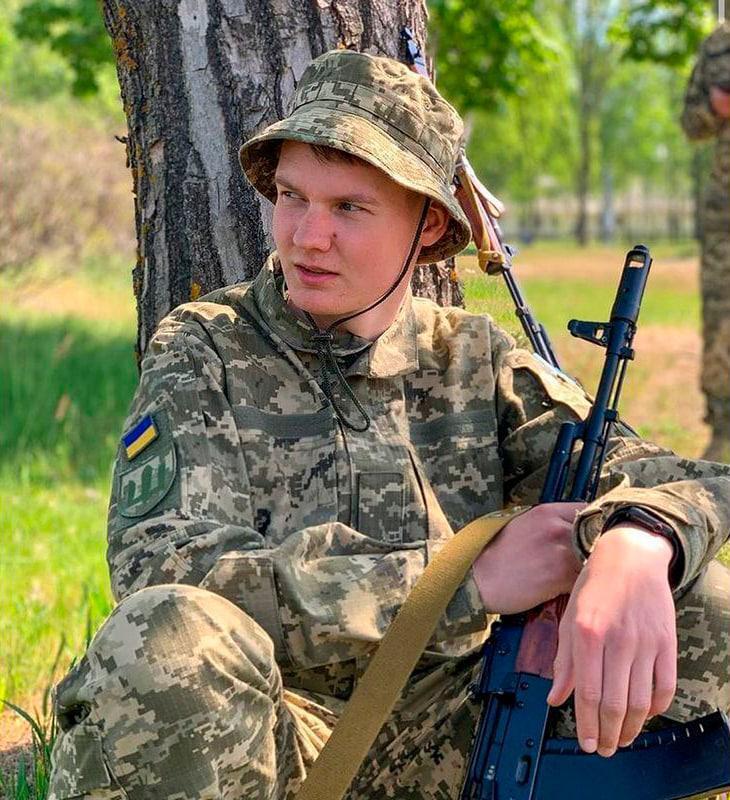 ''Ракети прилетіли до його казарми'': 24-річний автогонщик пішов воювати добровольцем, але не встиг доїхати до фронту