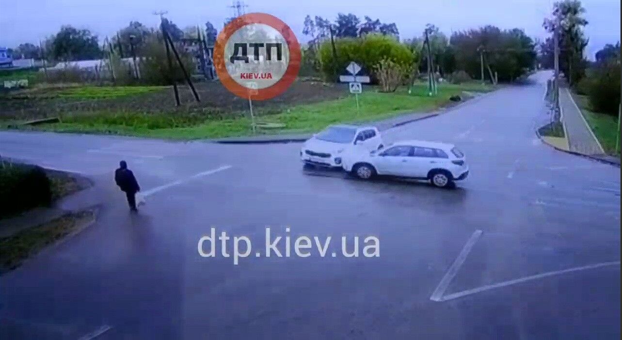 На Киевщине столкнулись две легковушки: одна из машин сбила насмерть женщину-пешехода. Видео