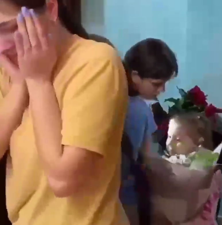 Обійми і сльози: у мережу потрапили зворушливі кадри зустрічі захисниці "Азовсталі"  із рідними після 5 місяців полону. Відео 