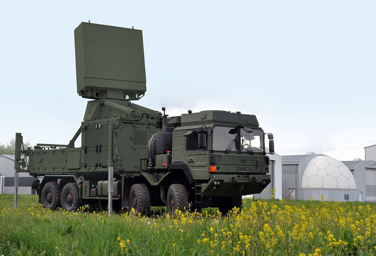 Україна отримала першу німецьку РЛС TRML-4D, яка здатна виявляти низьколітаючі цілі та маневруючі ракети. Фото