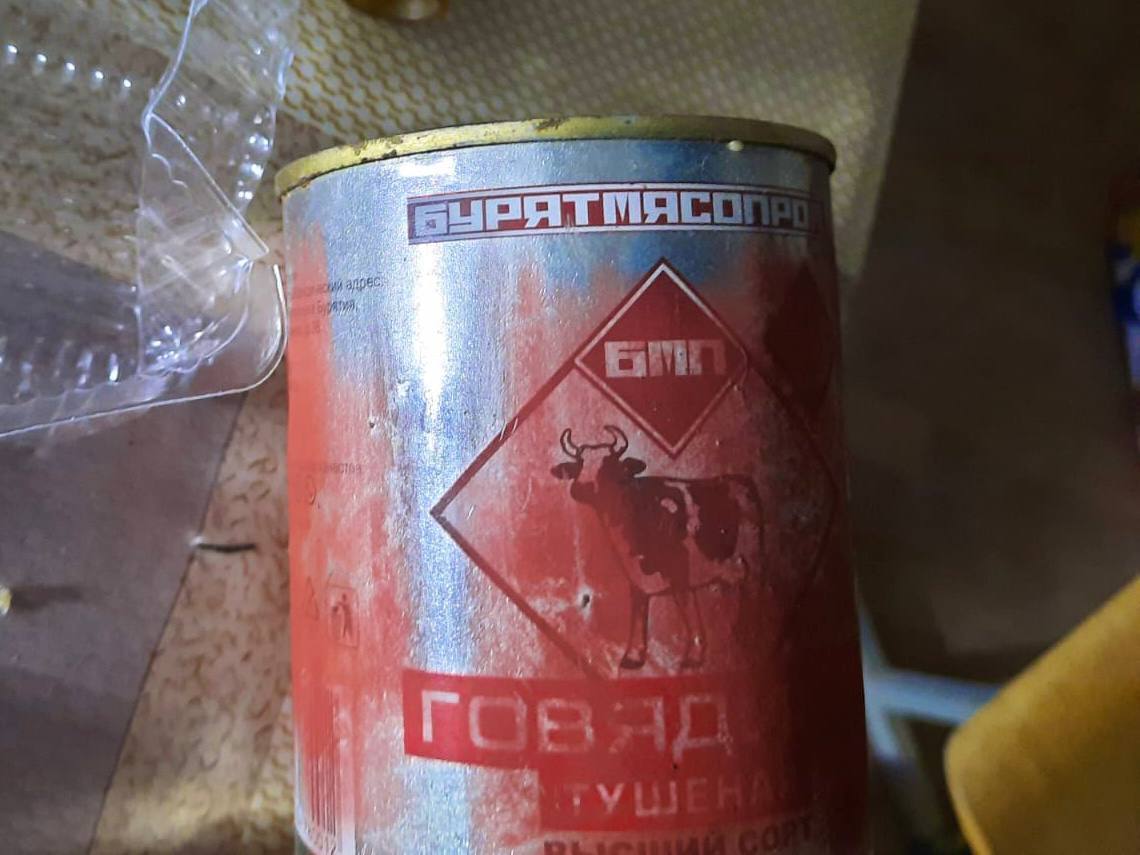 Ели сырой картофель с консервами "Бурятмясопрома": в сети показали штаб оккупантов на Херсонщине. Фото