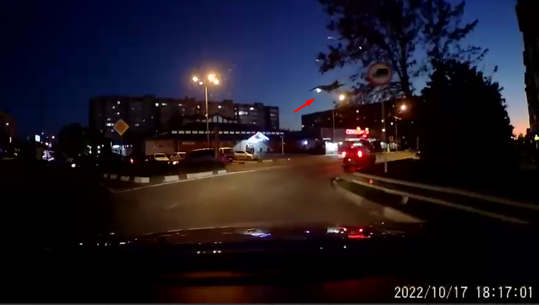 Появилось видео момента падения самолета на многоэтажку в российском Ейске