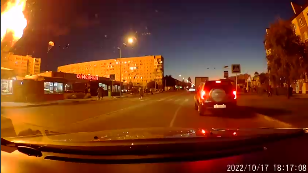 З'явилося відео моменту падіння літака на багатоповерхівку у російському Єйську