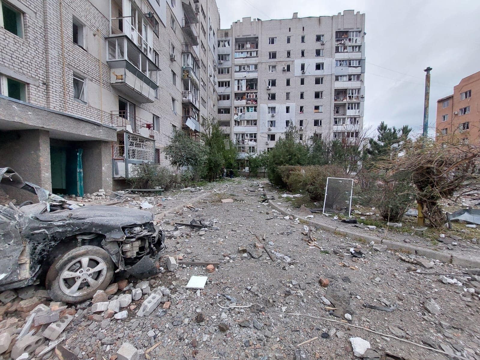 У Миколаєві російські ракети влучили у багатоповерхівки: в одній повністю зруйнована квартира. Фото і відео