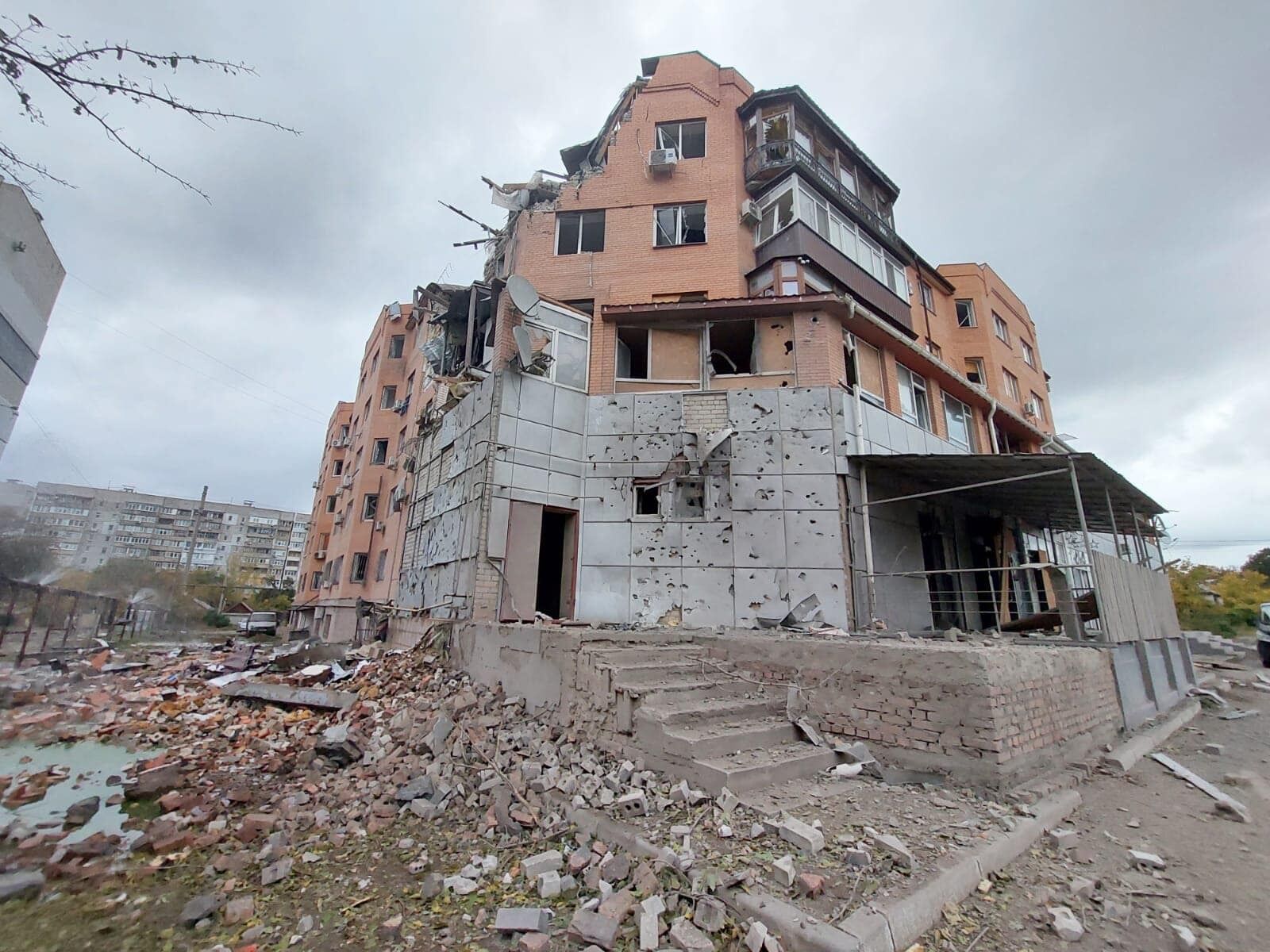 В Николаеве российские ракеты попали в многоэтажки: в одной полностью разрушена квартира. Фото и видео