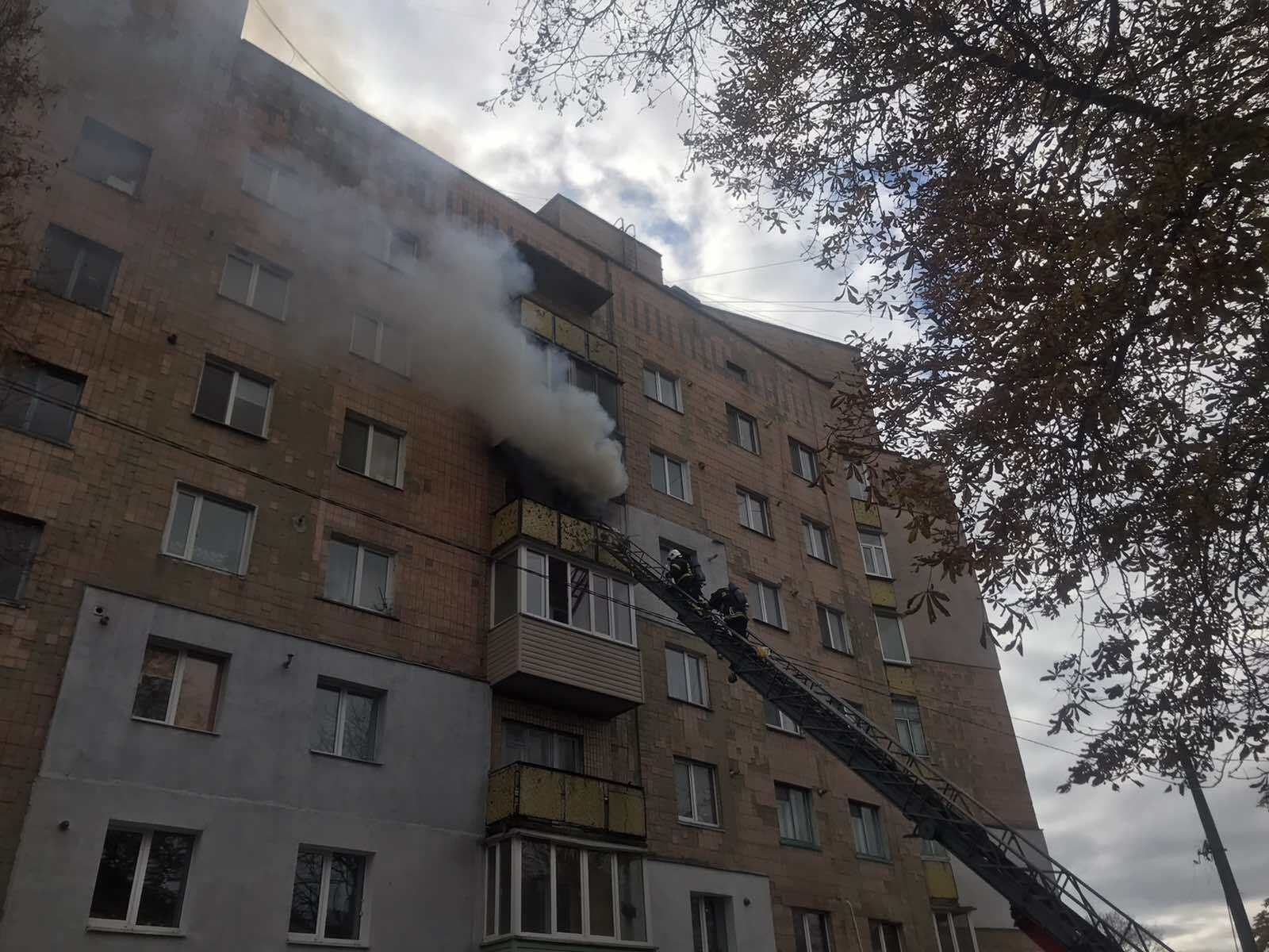 В Киевской области вспыхнула многоэтажка: жителей пришлось эвакуировать
