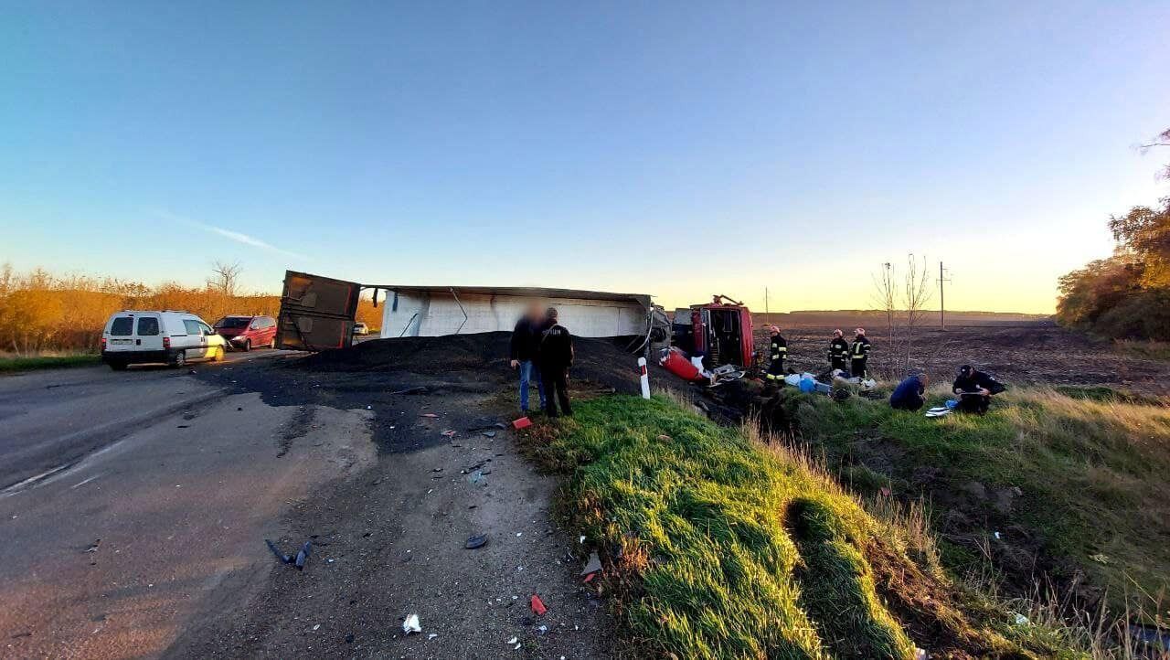 В Киевской области в результате ДТП перевернулся грузовик с прицепом: есть пострадавшие. Фото