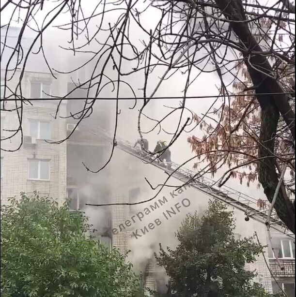 В Киеве на Подоле возник пожар в многоэтажке: с помощью автолестницы спасли жителя. Видео
