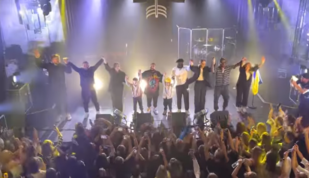 "Редко видимся, хочется быть вместе дольше:" к Монатику на сцену в Мадриде вышли его сыновья. Трогательное видео