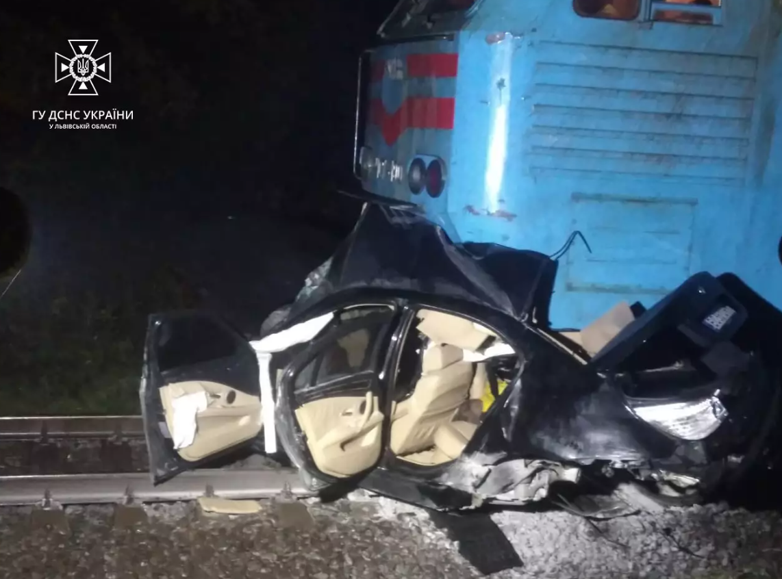 Под Львовом автомобиль столкнулся со скоростным поездом: двое погибших. Фото