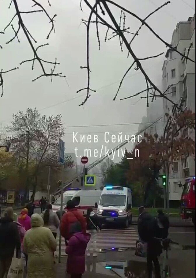 У Києві на Подолі виникла пожежа в багатоповерхівці: за допомогою автодрабини врятували мешканця.  Відео