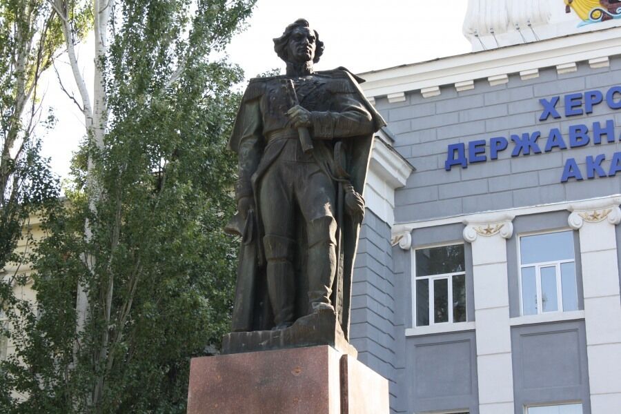 Оккупанты, убегая из Херсона, забрали с собой памятники Суворову и Ушакову. Фото