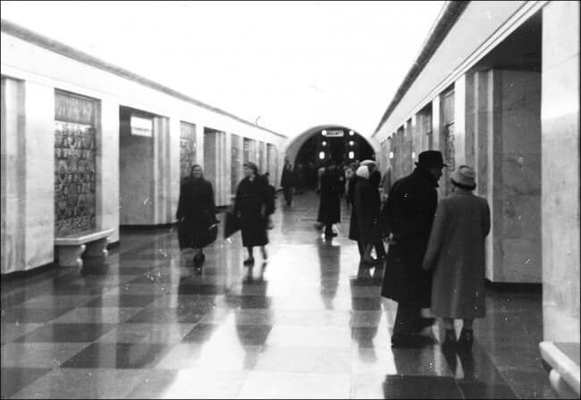В сети показали, как выглядела станция метро "Крещатик" незадолго до открытия и в первые дни работы. Фото