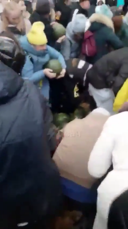 В РФ устроили давку с разборками из-за арбузов: не могли поделить "подарок" власти. Видео