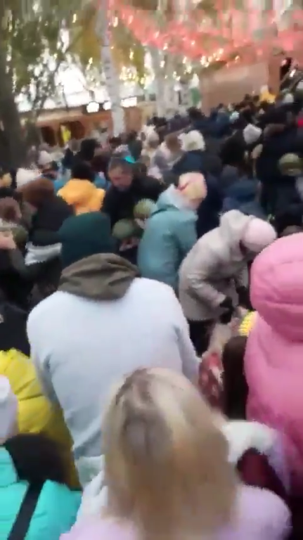 В РФ устроили давку с разборками из-за арбузов: не могли поделить "подарок" власти. Видео