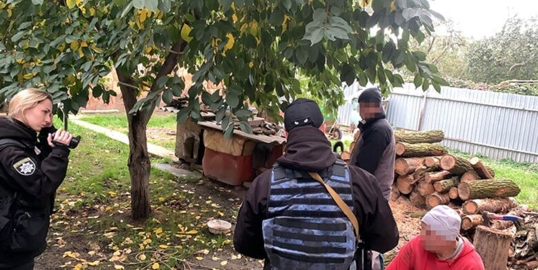 В Киеве в парке ''Голосеевский'' мужчина спилил дубов на 250 тыс. грн. Фото
