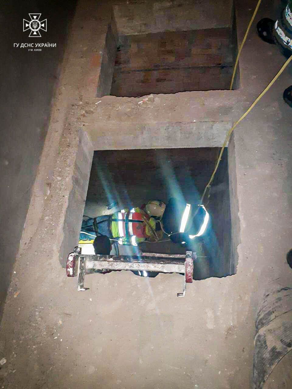 У Києві з підвалу недобудови дістали травмованого чоловіка, який впав з висоти 4 метрів. Фото