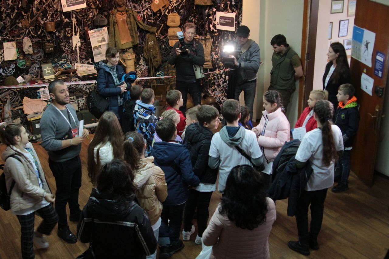 Для дітей ВПО організували екскурсію Координаційним штабом волонтерів Дніпра 