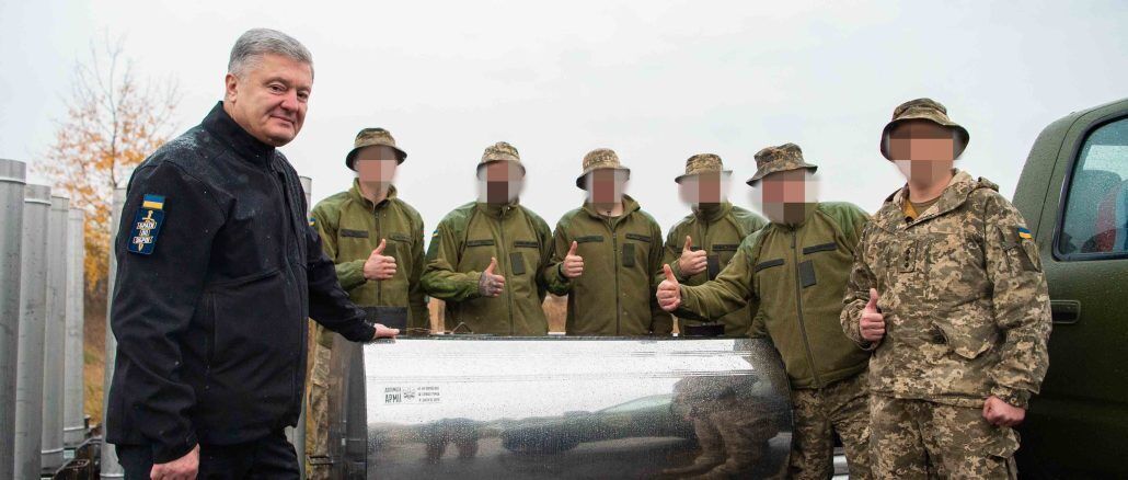 Будуть ще сильніше "палити окупантів": Порошенко привіз десантникам "матір всіх буржуйок". Фото
