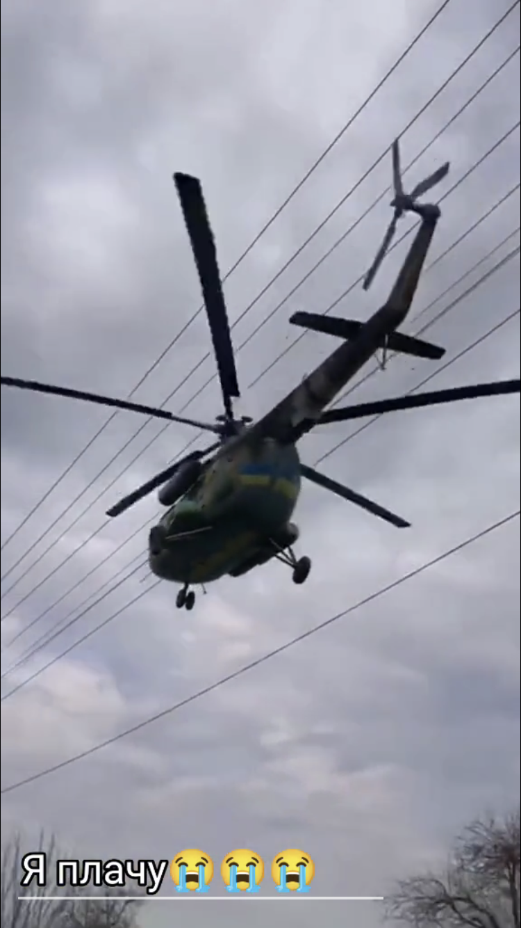 "Представьте, как у него разрывается сердце": военный пролетел на вертолете над своим домом, чтобы хоть так увидеть родных. Видео