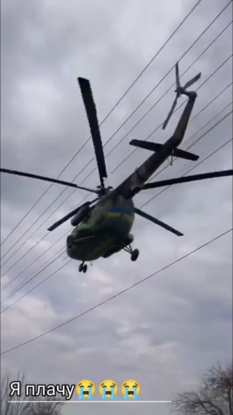 "Уявіть, як у нього розривається серце": військовий пролетів на гелікоптері над своїм будинком, аби хоч так побачити рідних. Відео