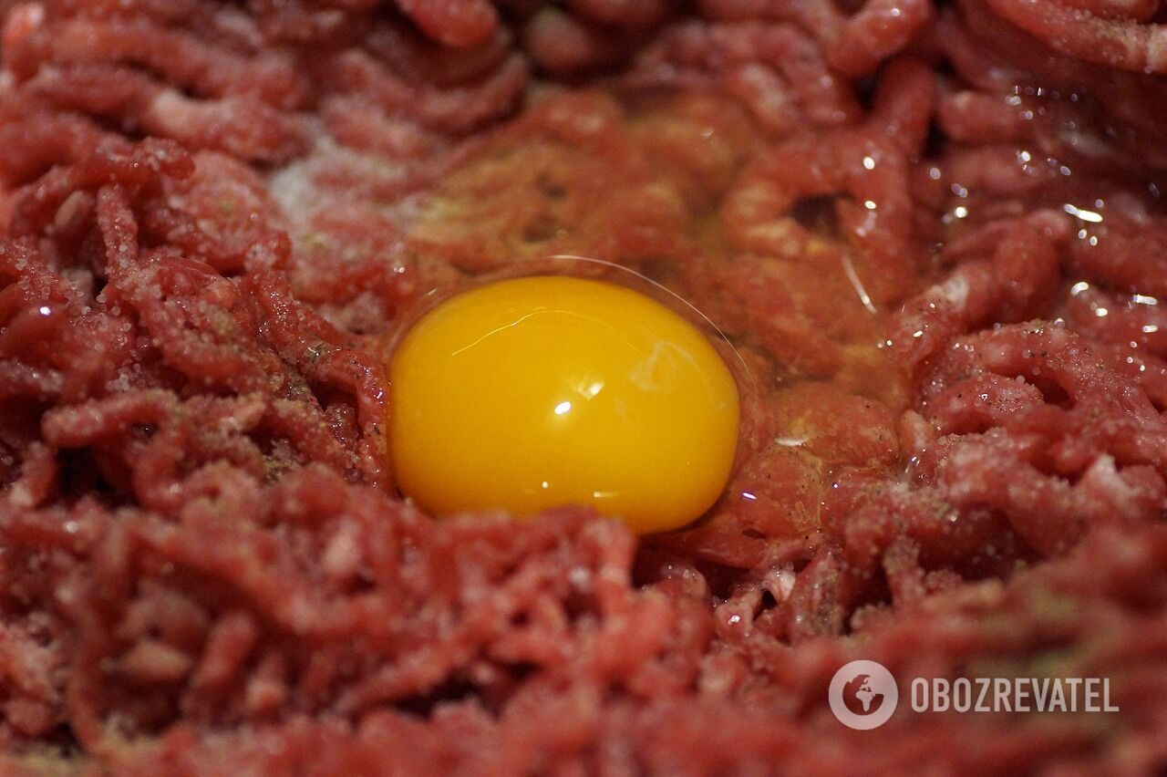 Чем заменить яйца в котлетах, чтобы они не расползались: лучшие варианты