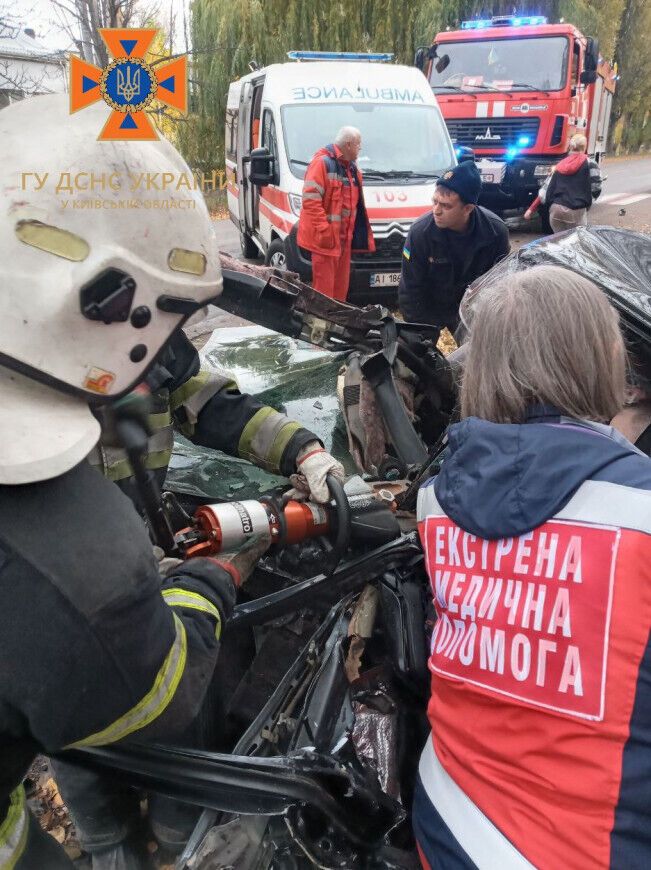 На Київщині рятувальники за допомогою спецінструменту дістали водія з понівеченого авто. Фото