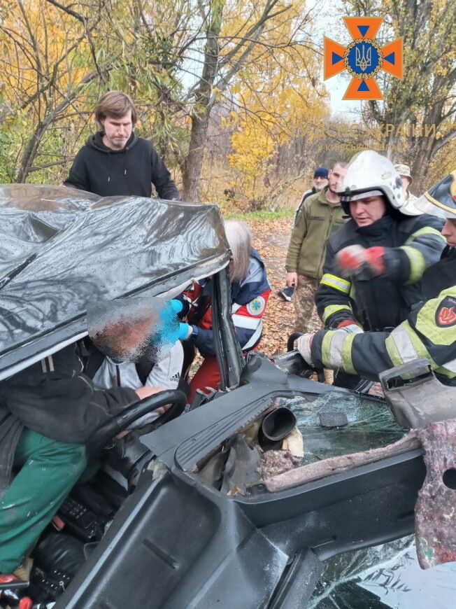 На Киевщине спасатели с помощью специнструмента достали водителя из поврежденного авто. Фото