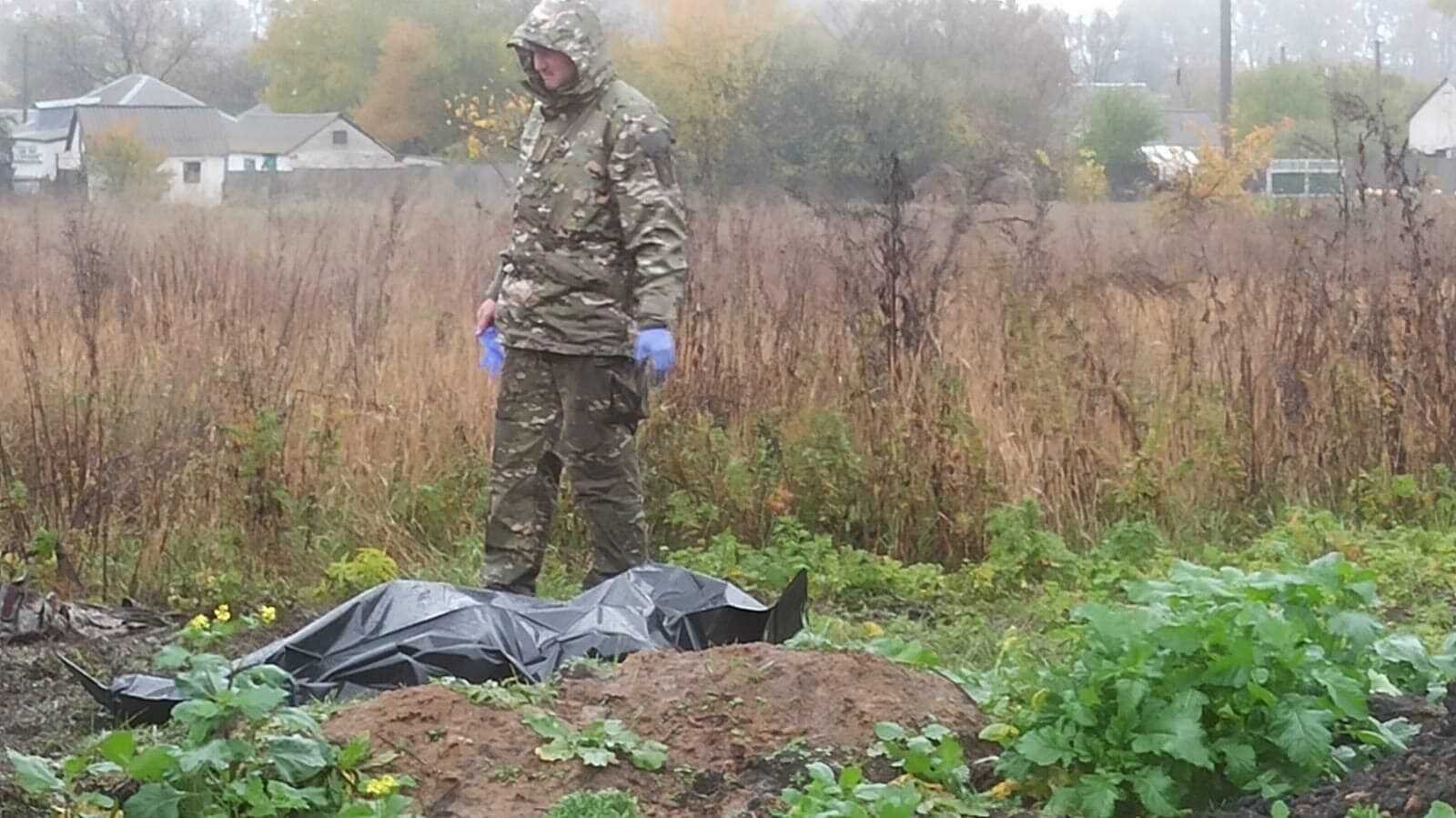 В Харьковской области нашли еще одно захоронение украинских защитников: в могиле может быть около 17 погибших военных. Фото