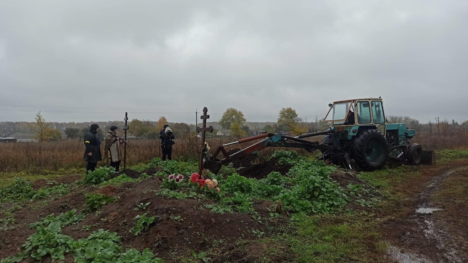 На Харківщині знайшли ще одне поховання українських захисників: у могилі може бути близько 17 загиблих військових. Фото