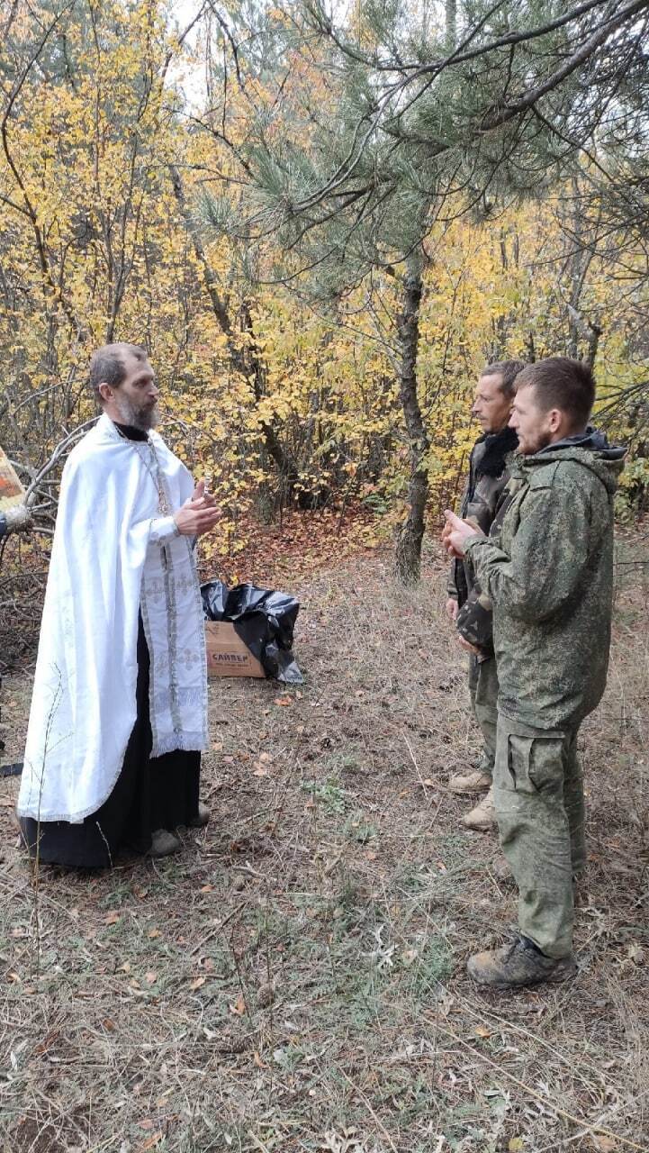 Российский священник окрестил оккупантов с помощью мешков для тел погибших и назвал это ''символизмом''. Фото