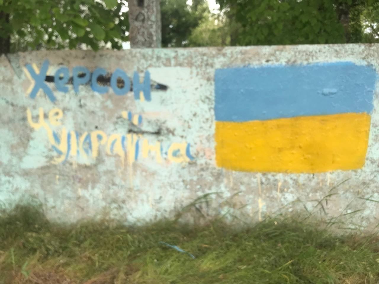 "Час зробити "жест доброї волі": патріоти влаштували сміливу акцію і нагадали окупантам, що Херсон – це Україна. Фото і відео