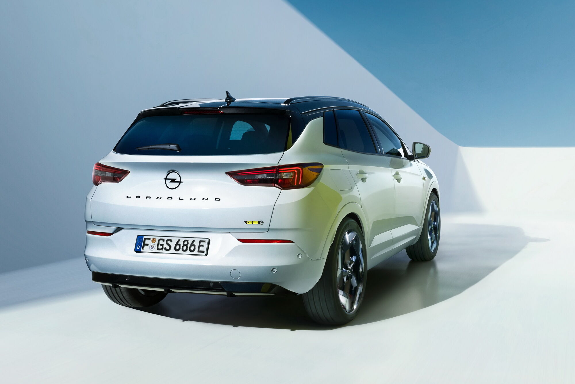 Opel представил спортивный гибрид Opel Grandland GSe