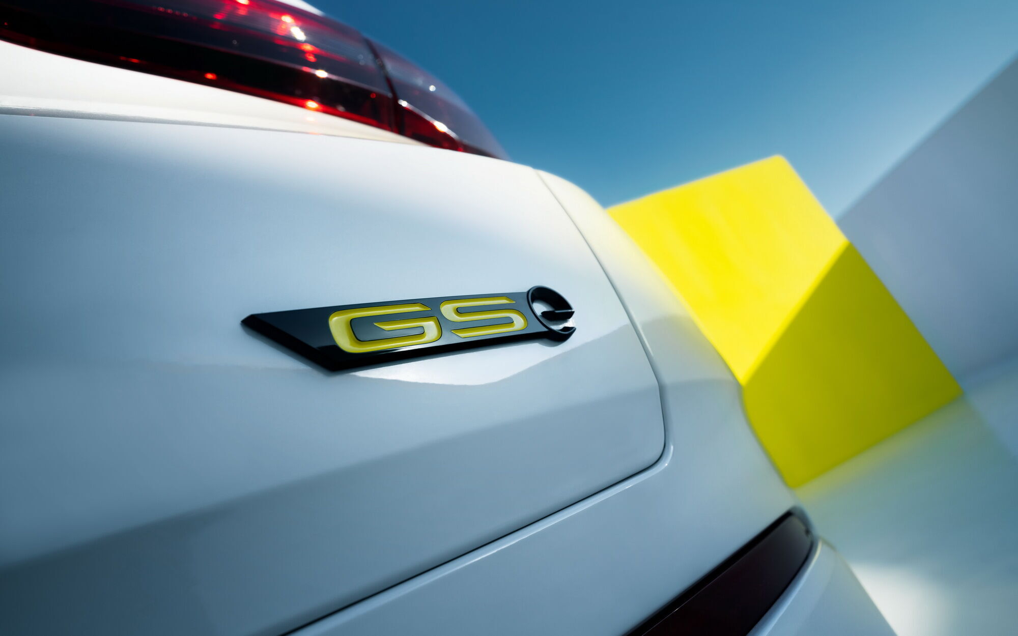 Opel представив спортивний гібрид Opel Grandland GSe