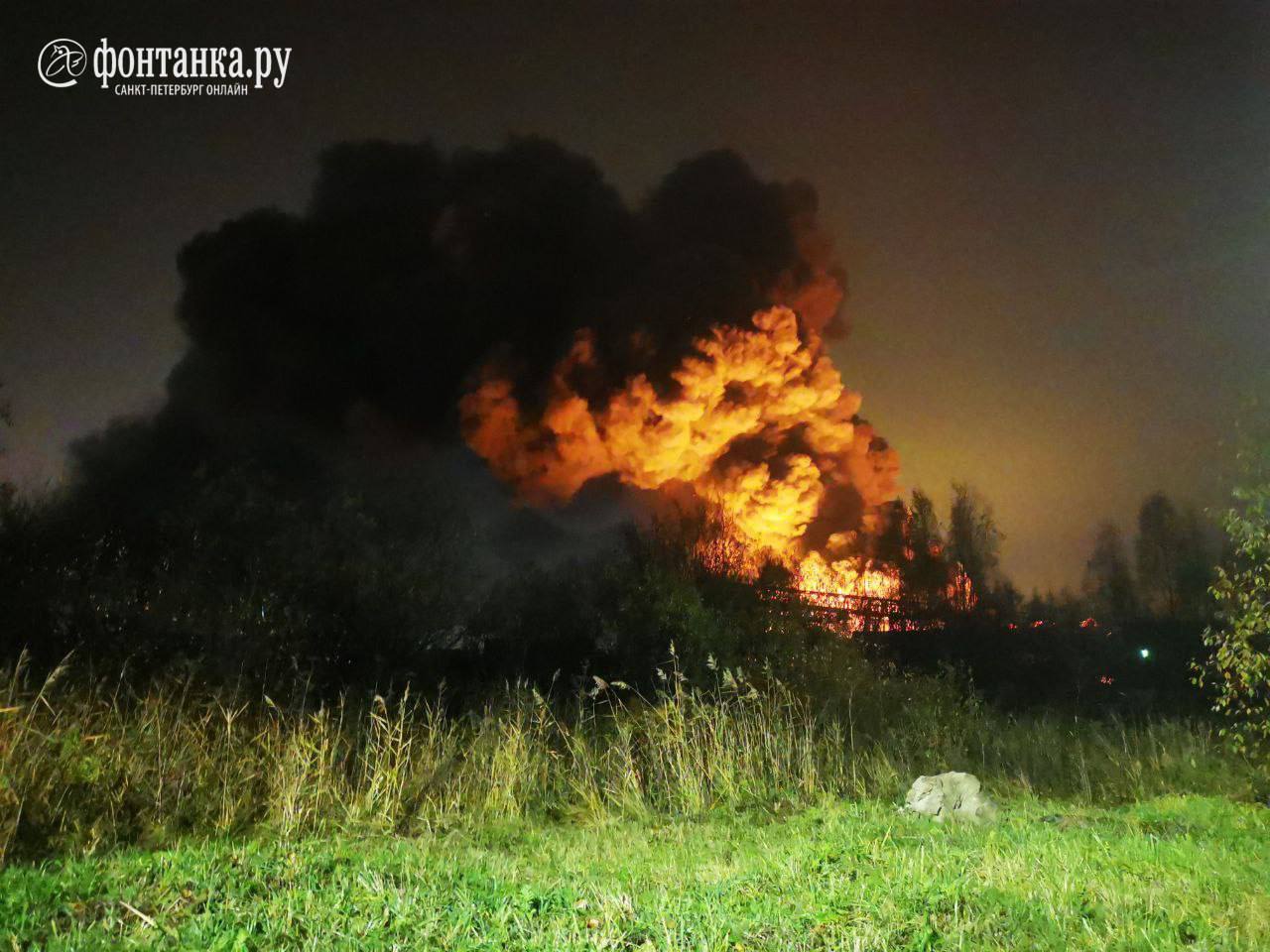 Горит 12 тысяч "квадратов": под Петербургом вспыхнул масштабный пожар на складах. Фото и видео