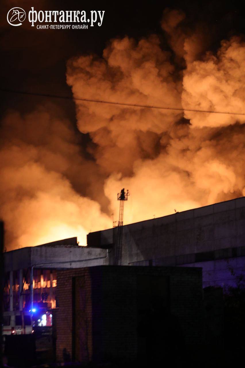Горит 12 тысяч "квадратов": под Петербургом вспыхнул масштабный пожар на складах. Фото и видео