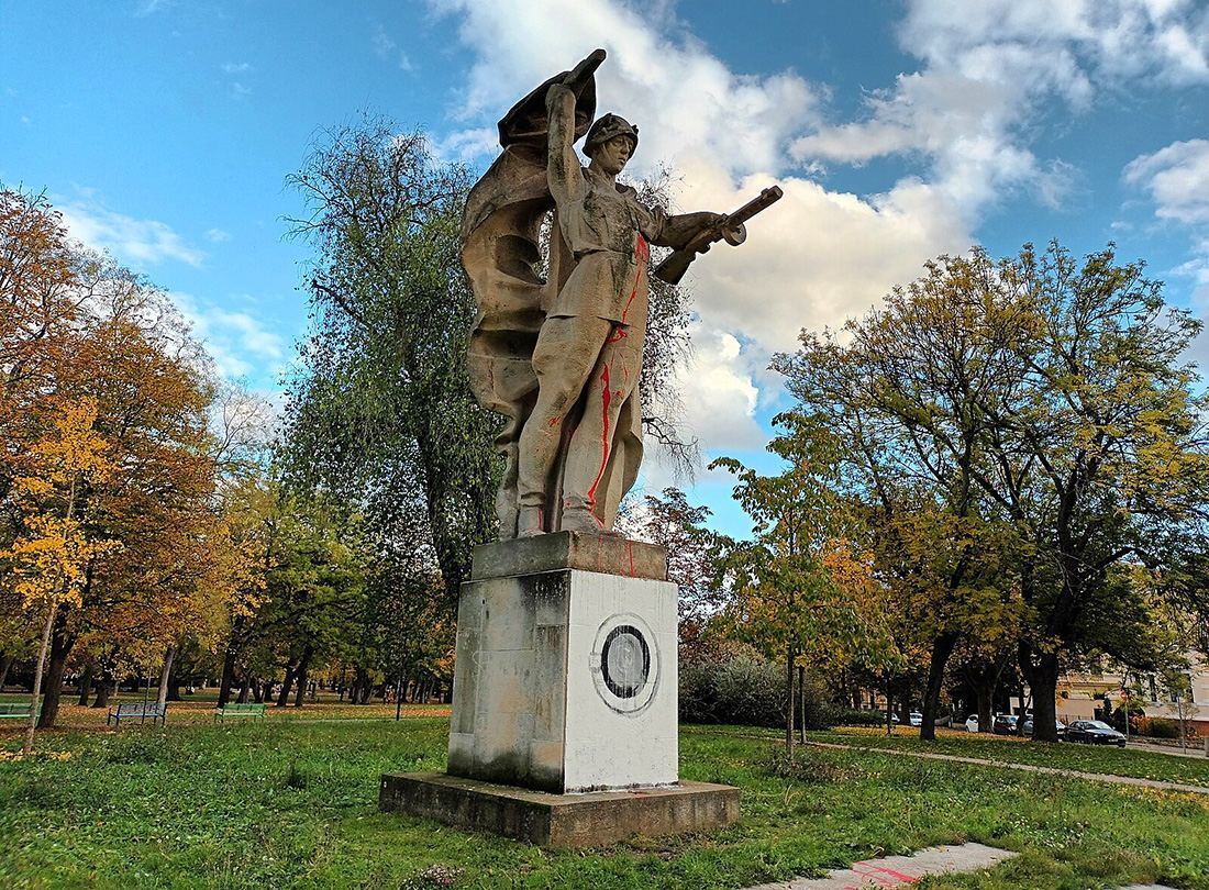 В Чехии монумент красноармейцу стилизовали под "символ" российской оккупации – стиральную машинку. Фото